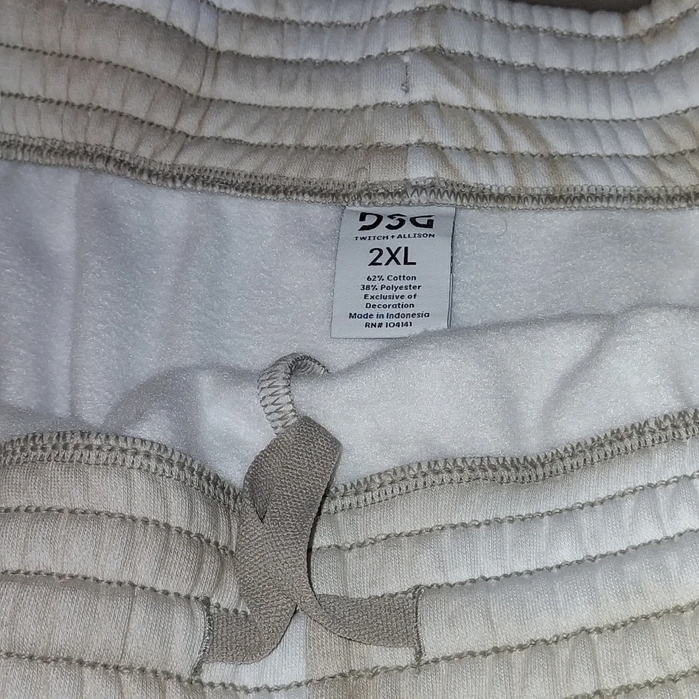 DSG X TWITCH + ALLISON Women's Long Fleece Shorts white and tan color - Picture 7 of 9